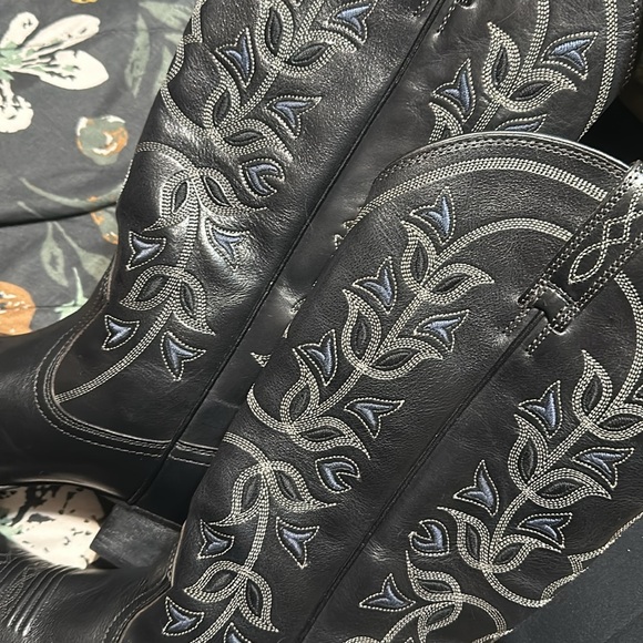 Ariat Cowboy Boots - Picture 6 of 8